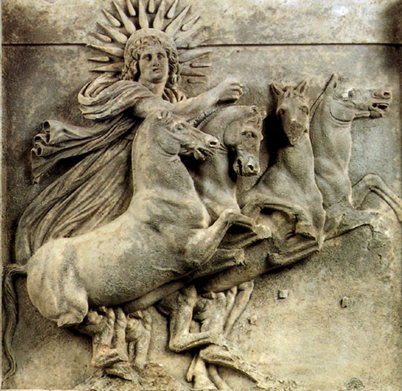Relieve troyano que representa a Helios en un triglifo con metopa del Templo de Atenea.